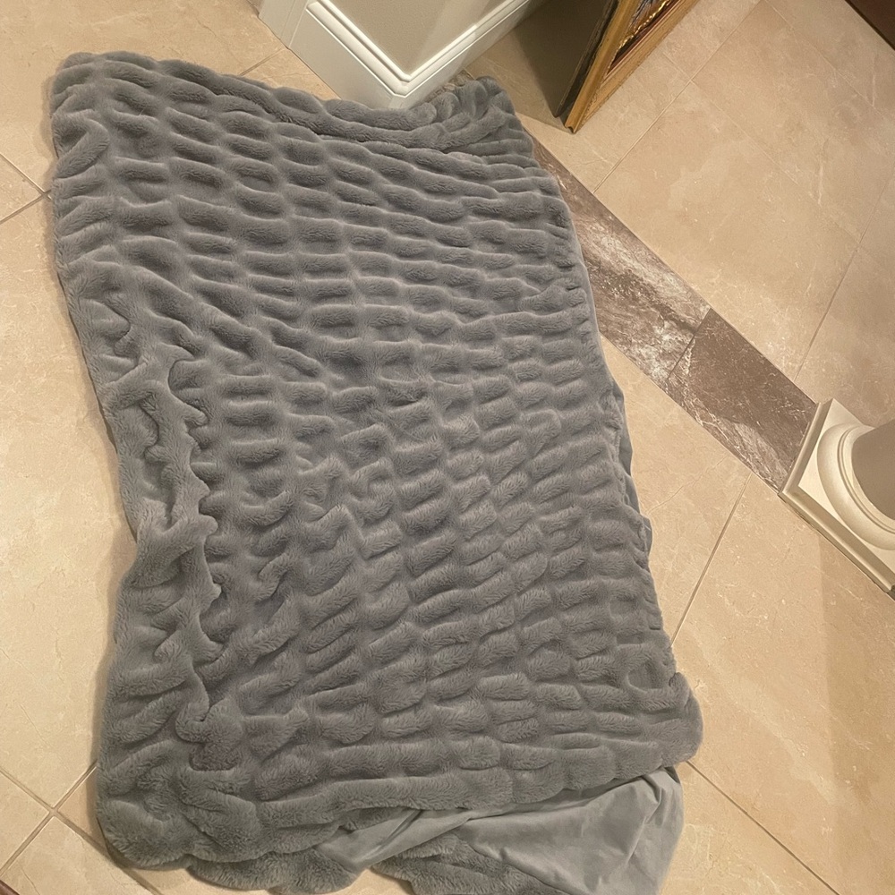 Luxurious Gray Faux Fur Throw Blanket